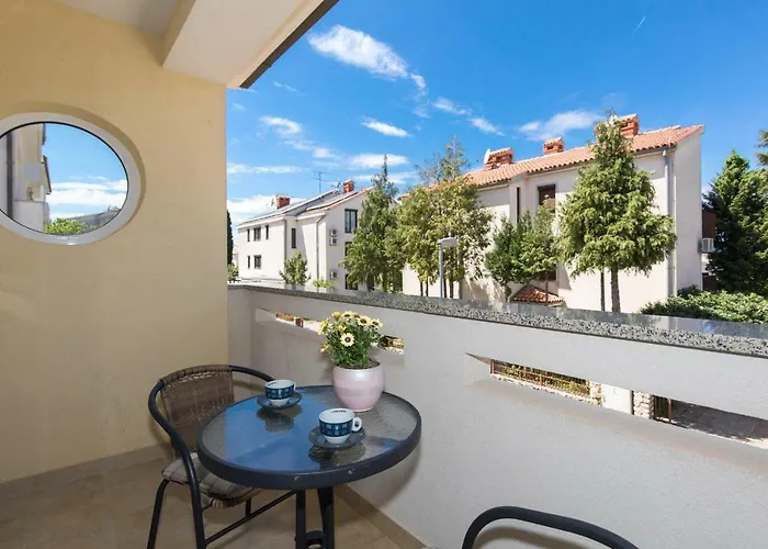 Apartment Nino Malinska