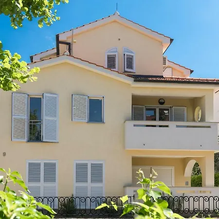 Apartment Nino Malinska