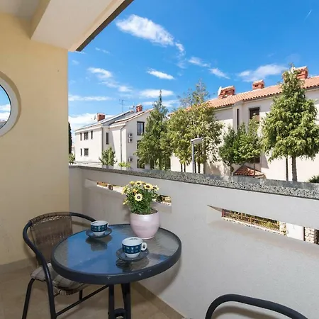 Apartment Nino Malinska